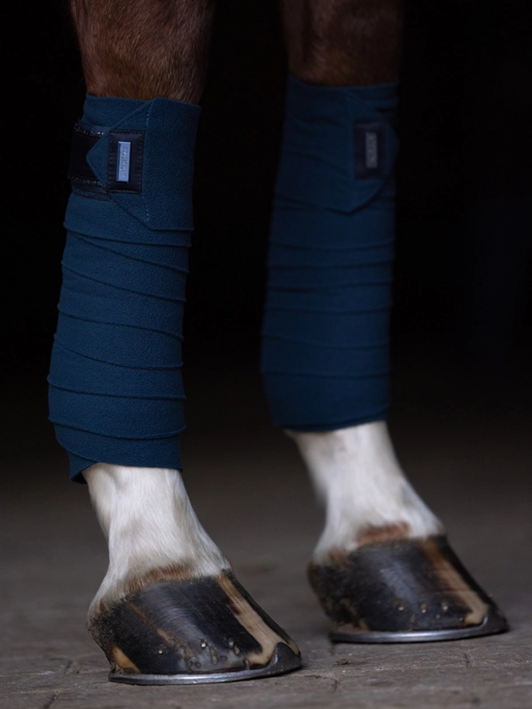 Equestrian Stockholm Fleece Bandagen Blue Meadow Equestrian Stockholm Fleece Bandagen Blue Meadow