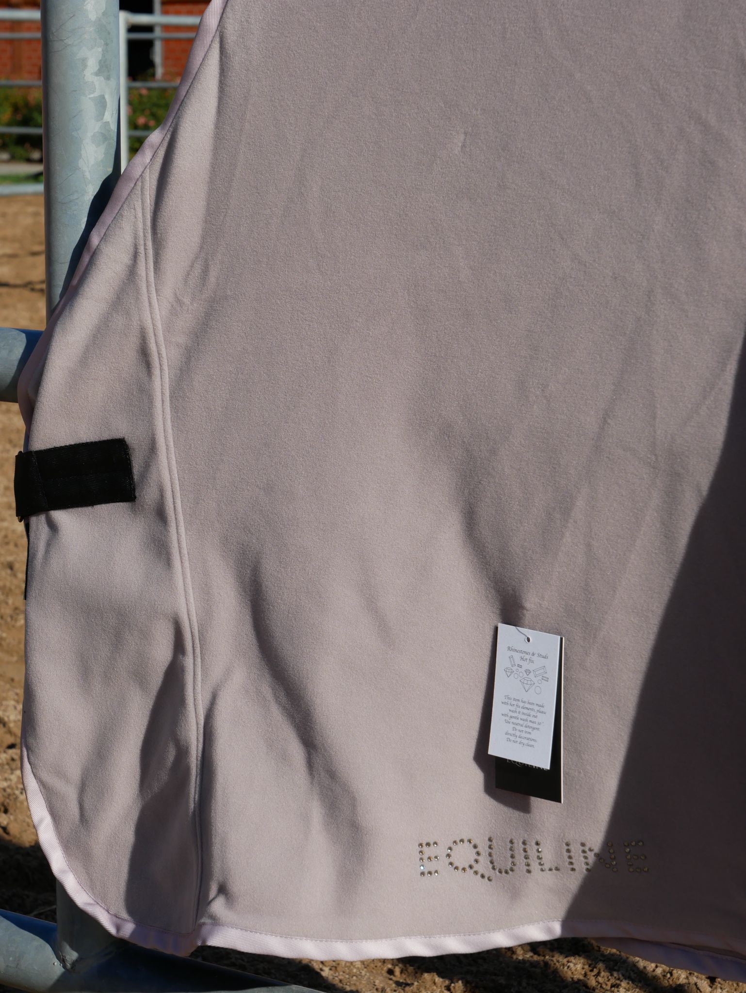 IMG-20221026-WA0027 Equiline HW22 Polar Tech Fleecedecke Galeg, taupe mit Strasssteinen