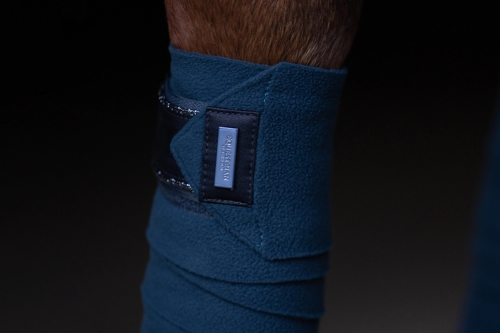 Equestrian Stockholm Fleece Bandagen Blue Meadow Equestrian Stockholm Fleece Bandagen Blue Meadow