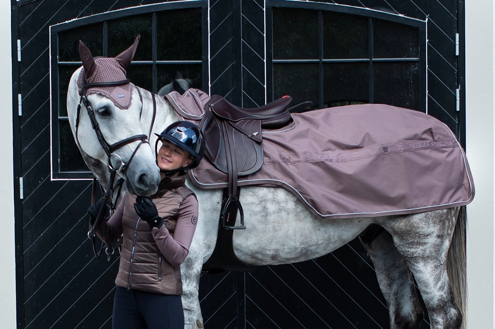 amadecke2 Equestrian Stockholm Trainingsdecke Amaranth