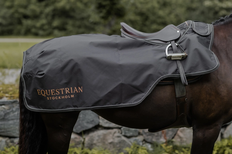 darksky_exerciserug_webb_3 Equestrian Stockholm Trainingsdecke Dark Sky, wasserabweisend