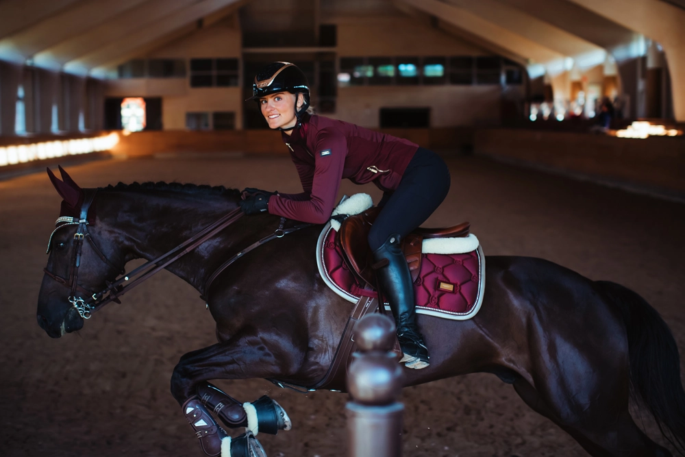 hopp_full_2 Equestrian Stockholm Spring Schabracke Crystal Merlot Gold