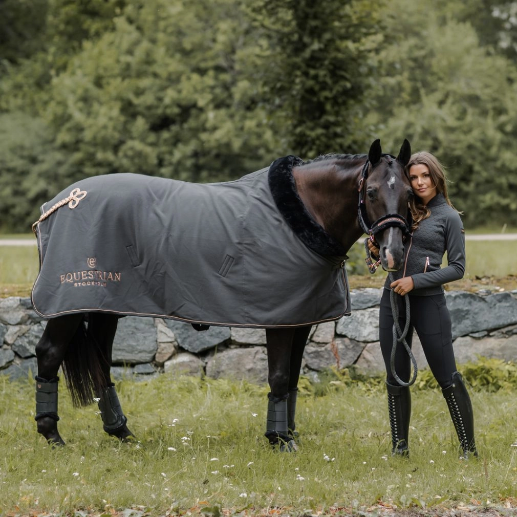 Equestrian Stockholm Abschwitzdecke mit Kragen Dark Sky