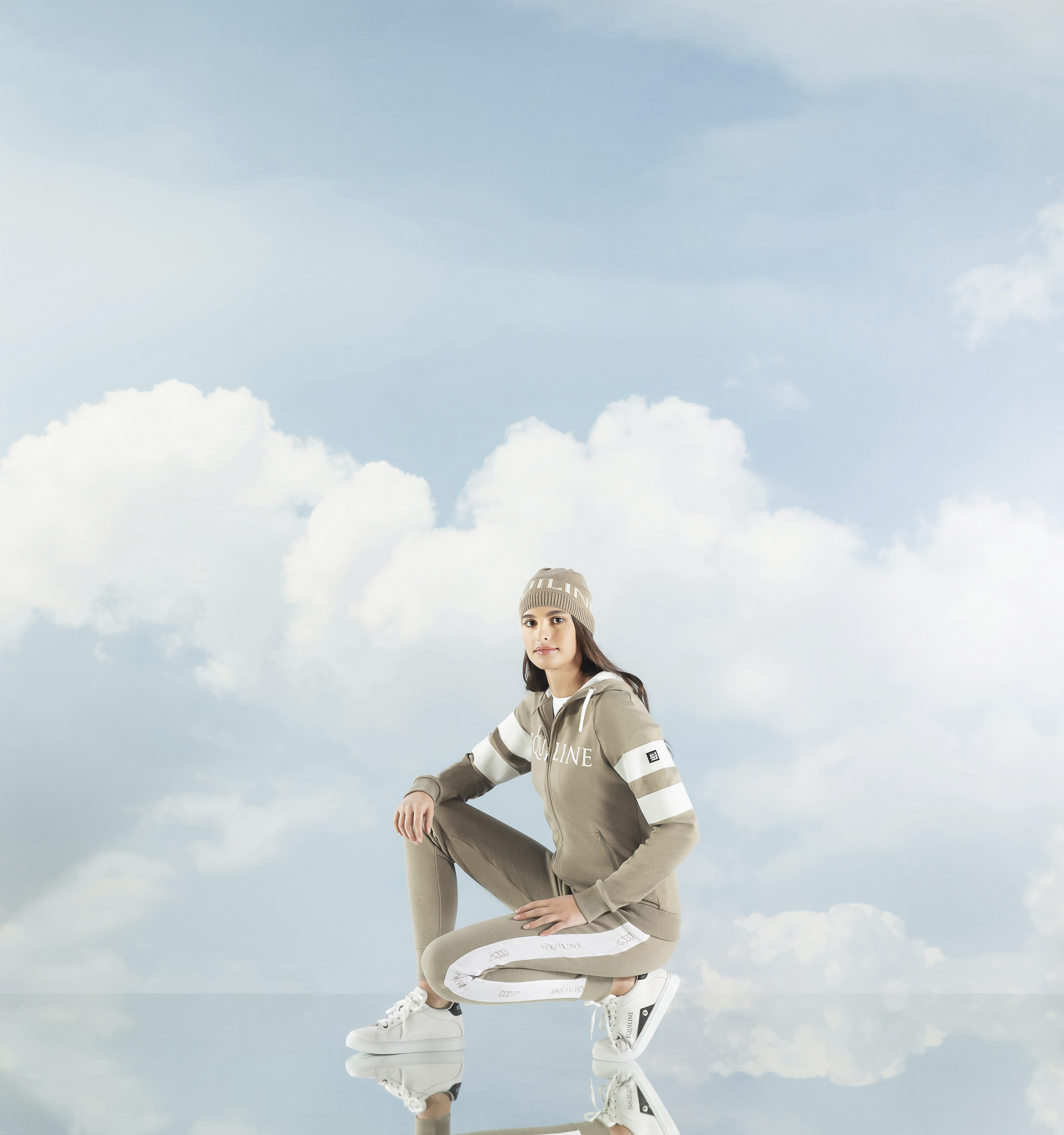 9Z4A0181 Equiline S22 Damen Sweatshirt Hoodie Eglege